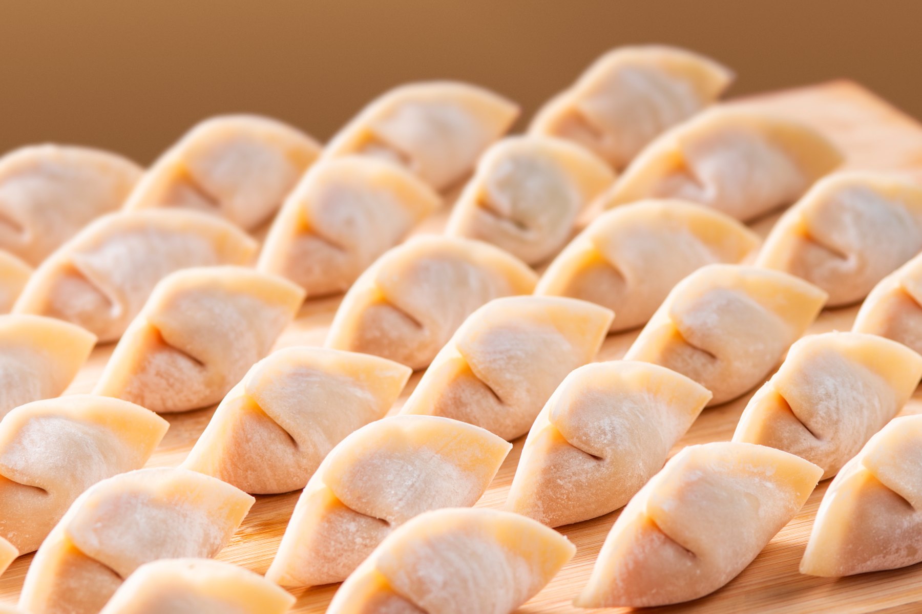 案板上的现包生饺特写